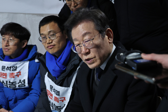 지난 3월18일 오후 광주 동구 5·18민주광장에서 열린 윤석열 즉각 파면 광주시민대회에서 이재명 더불어민주당 대표가 참석해 단식 농성을 벌이는 지방의원들을 격려하고 있다.<연합뉴스 사진>
